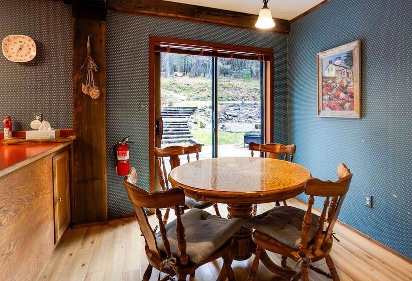 Peaceful Applegate River Valley Sanctuary!