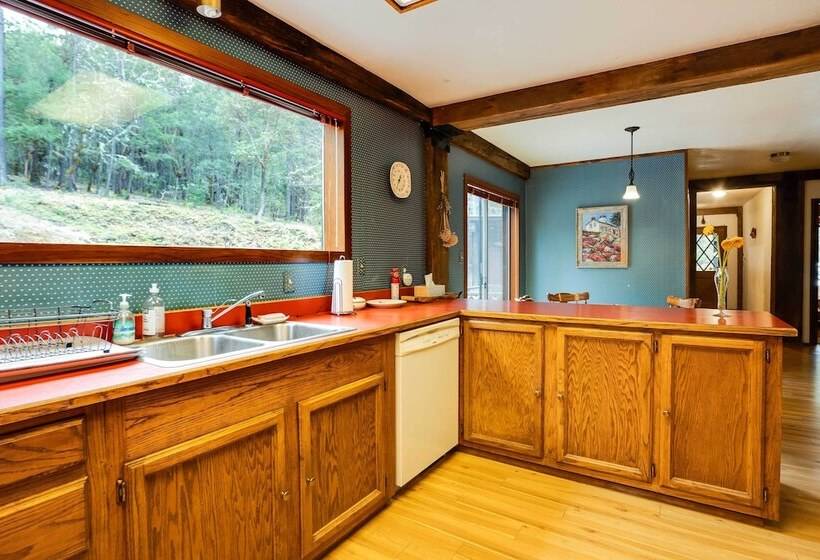 Peaceful Applegate River Valley Sanctuary!