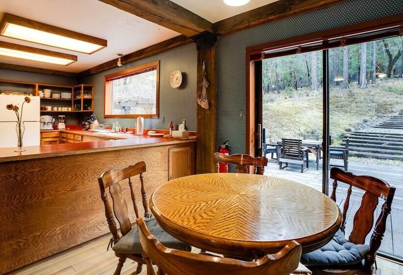 Peaceful Applegate River Valley Sanctuary!