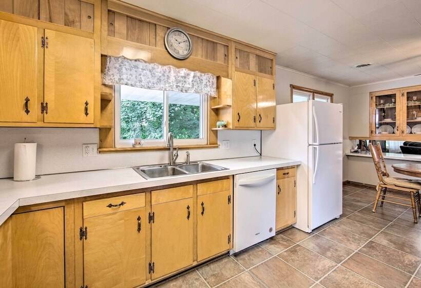 Peaceful Belleville Retreat W/ Farm Views!