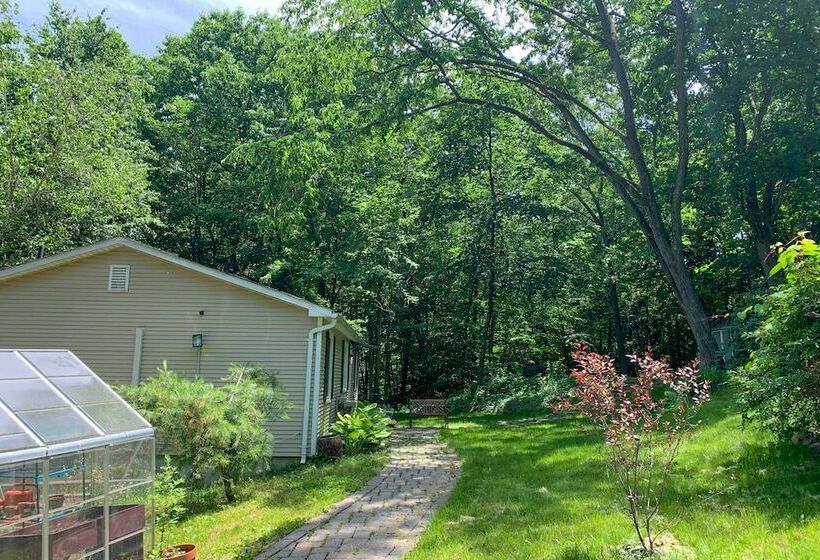 Peaceful Home W/ Deck: Family + Pet Friendly!