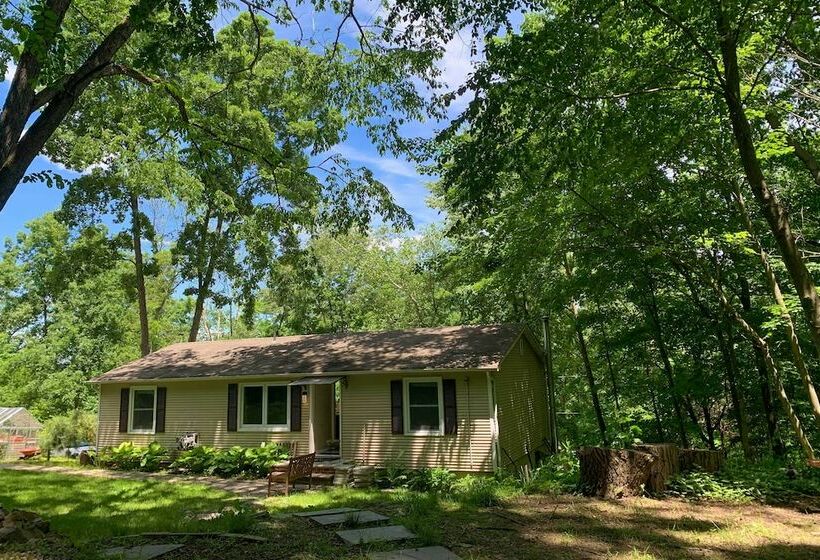 Peaceful Home W/ Deck: Family + Pet Friendly!