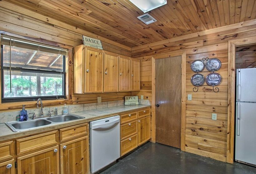 Peaceful Pet Friendly Retreat W/ Private Hot Tub!