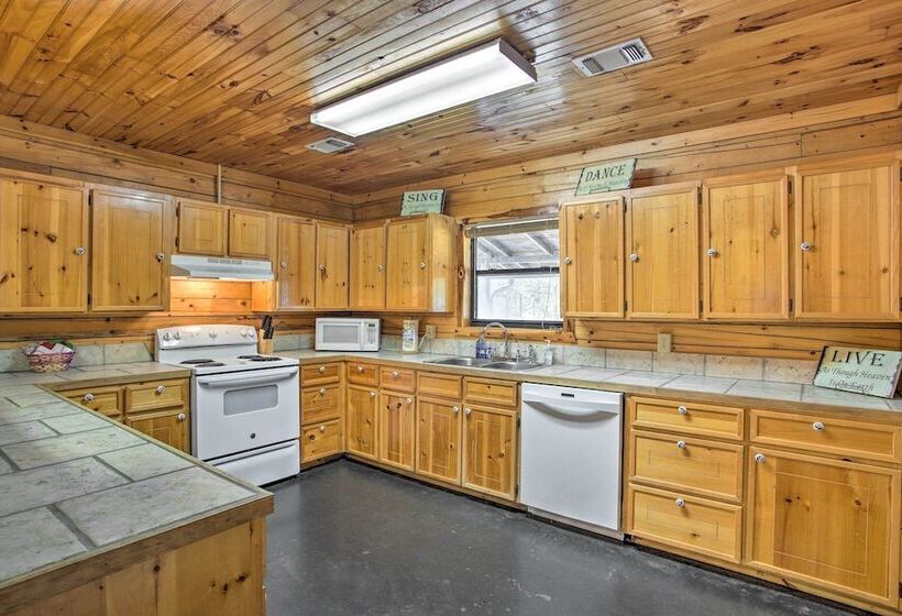 Peaceful Pet Friendly Retreat W/ Private Hot Tub!