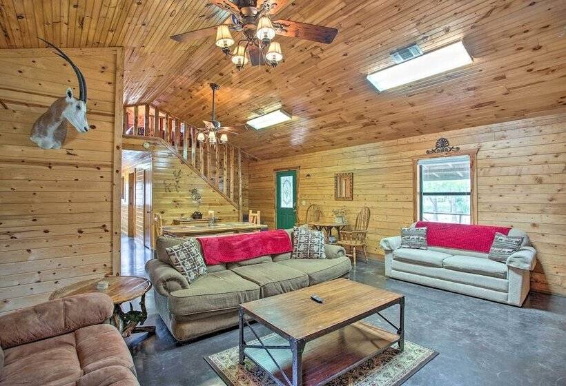 Peaceful Pet Friendly Retreat W/ Private Hot Tub!