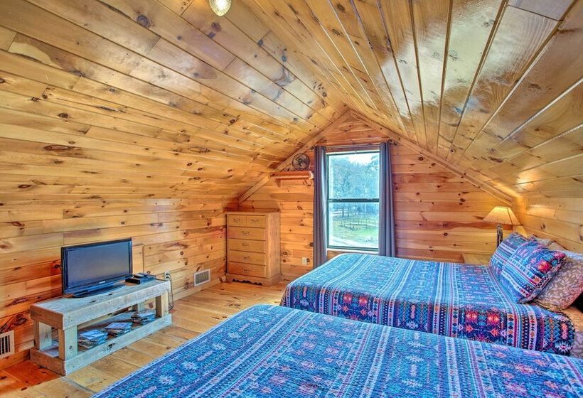 Peaceful Pet Friendly Retreat W/ Private Hot Tub!