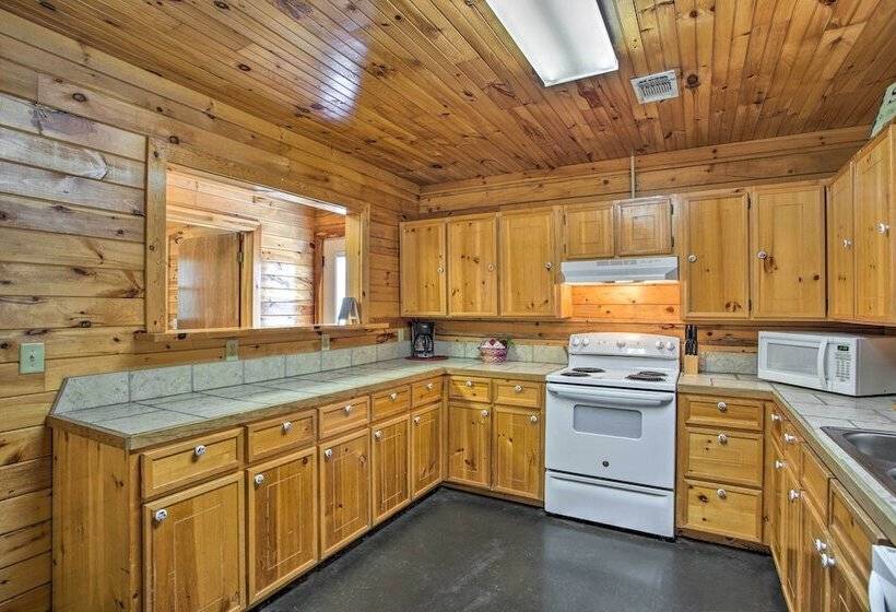 Peaceful Pet Friendly Retreat W/ Private Hot Tub!