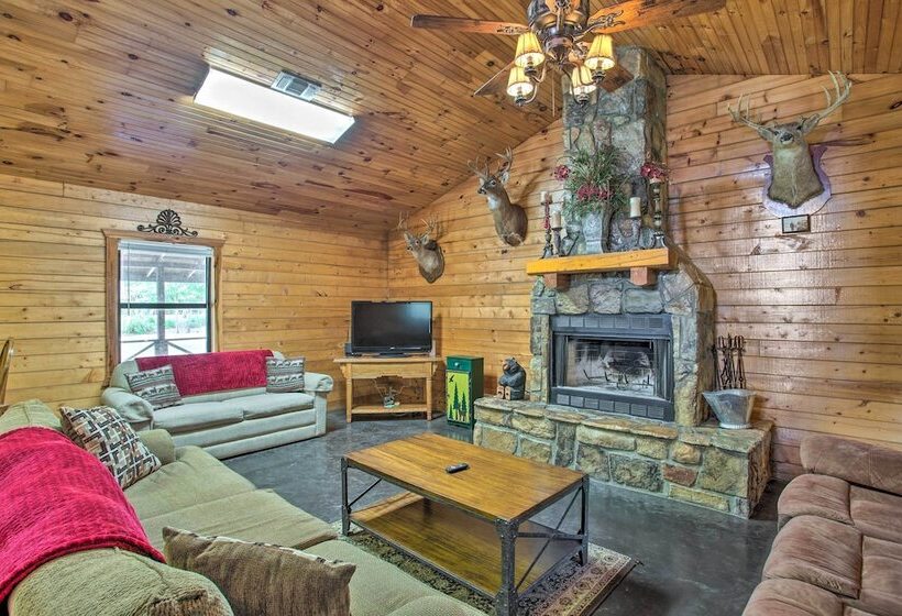 Peaceful Pet Friendly Retreat W/ Private Hot Tub!