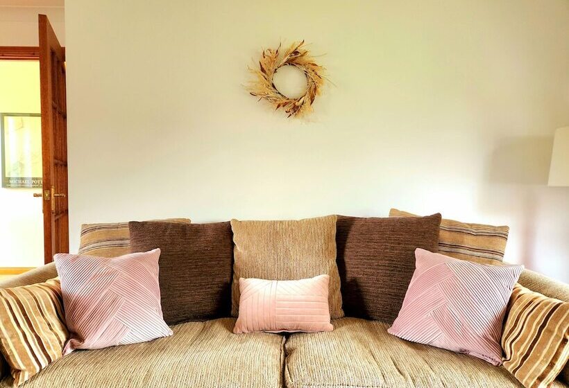 Пансион Boutique 4 Bed Home In Inverness