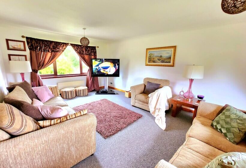 Пансион Boutique 4 Bed Home In Inverness