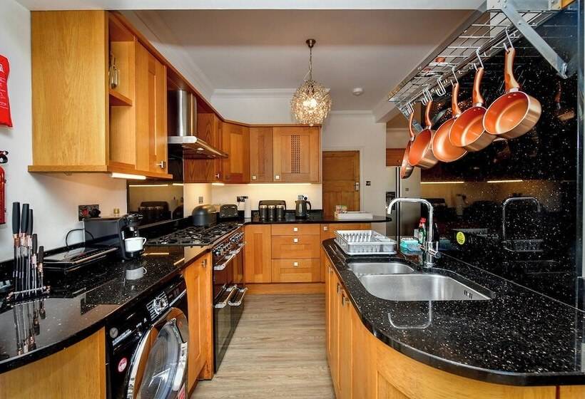 펜션 Just Stay Wales   Highmead House