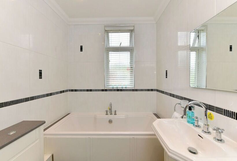 펜션 Just Stay Wales   Highmead House