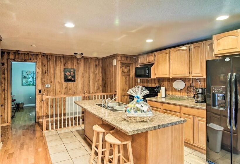 Pet Friendly Castlewood Cabin W/ Deck & Pond Views