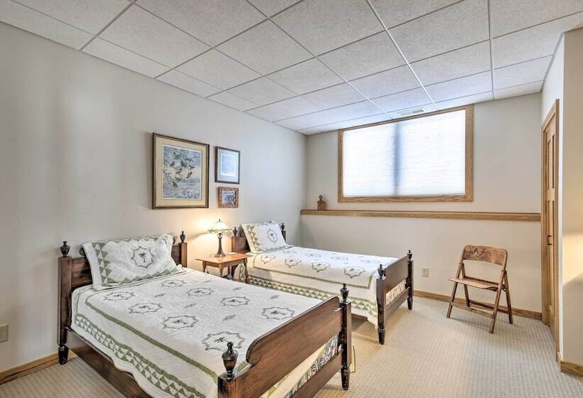 Pet Friendly Family Home Situated On Green Lake!