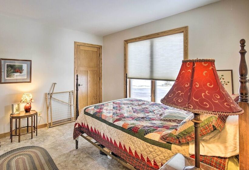 Pet Friendly Family Home Situated On Green Lake!