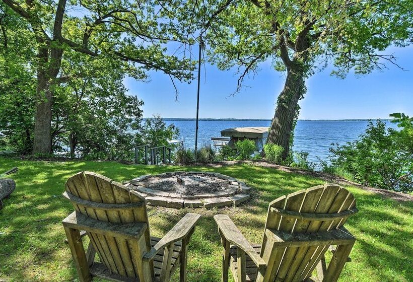 Pet Friendly Family Home Situated On Green Lake!