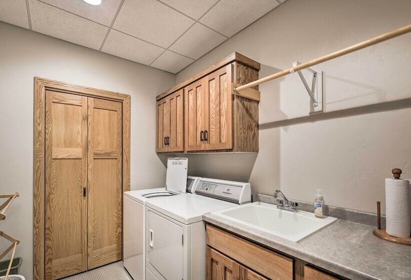 Pet Friendly Family Home Situated On Green Lake!