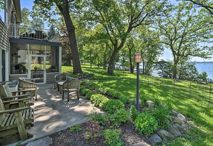 Pet Friendly Family Home Situated On Green Lake!