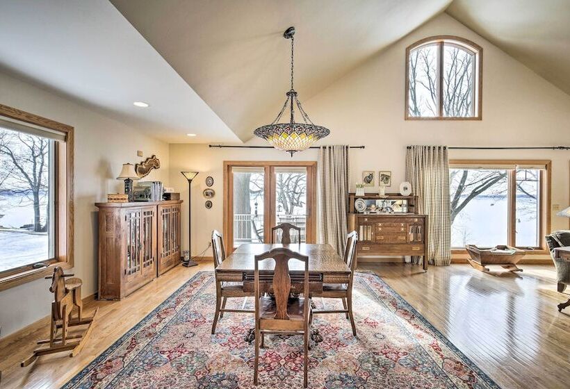 Pet Friendly Family Home Situated On Green Lake!