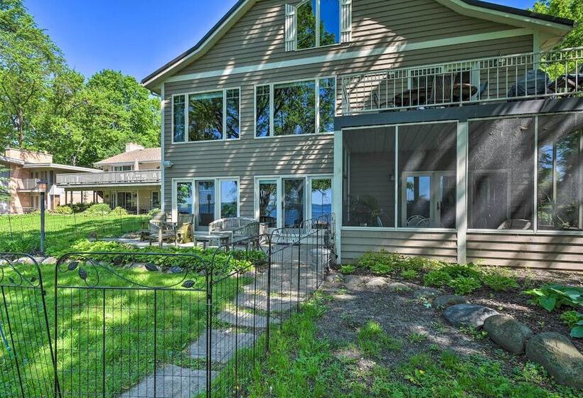 Pet Friendly Family Home Situated On Green Lake!