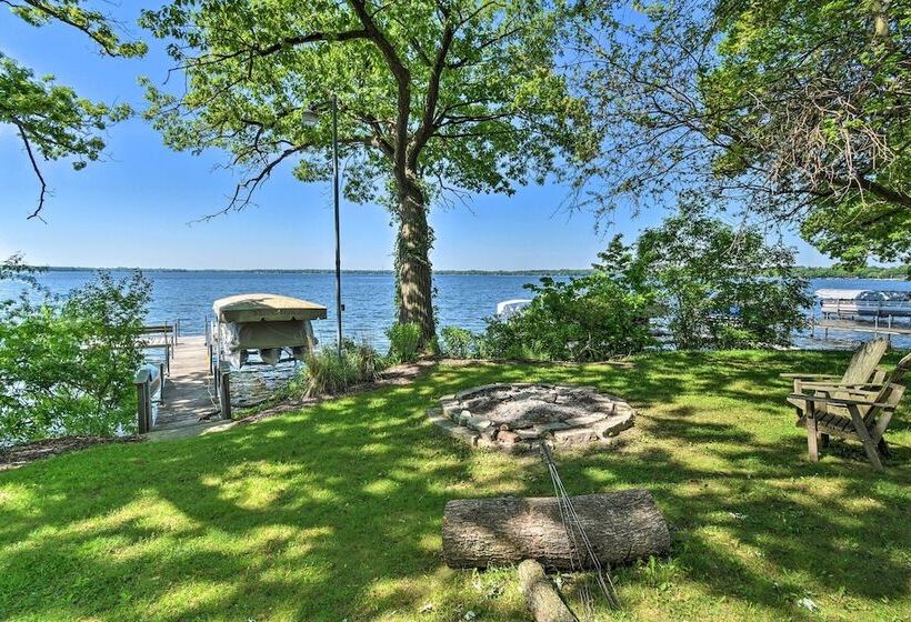 Pet Friendly Family Home Situated On Green Lake!