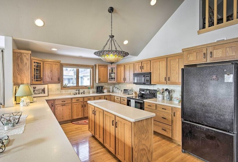 Pet Friendly Family Home Situated On Green Lake!