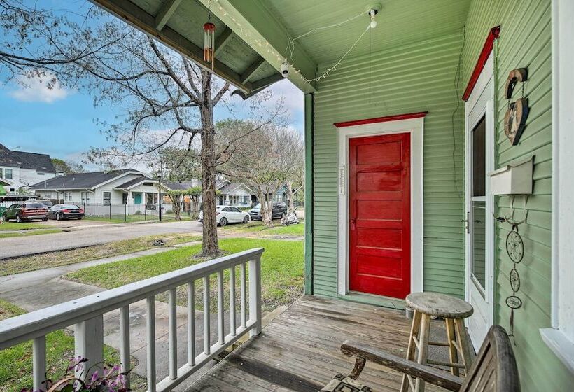 Pet Friendly Home W/ Yard: 3 Mi To Dtwn Houston!