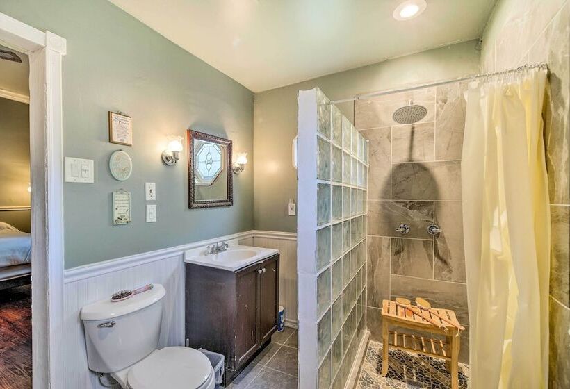 Pet Friendly Home W/ Yard: 3 Mi To Dtwn Houston!