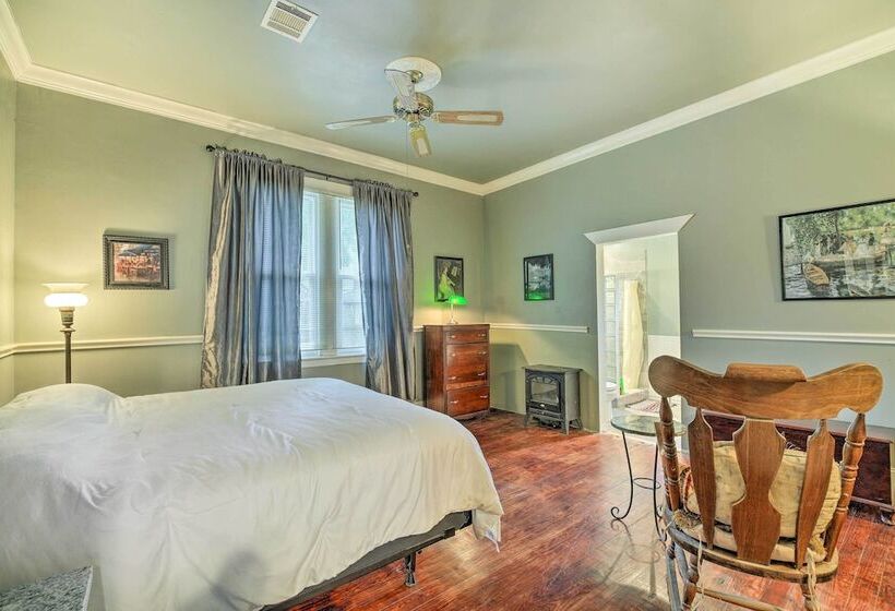 Pet Friendly Home W/ Yard: 3 Mi To Dtwn Houston!