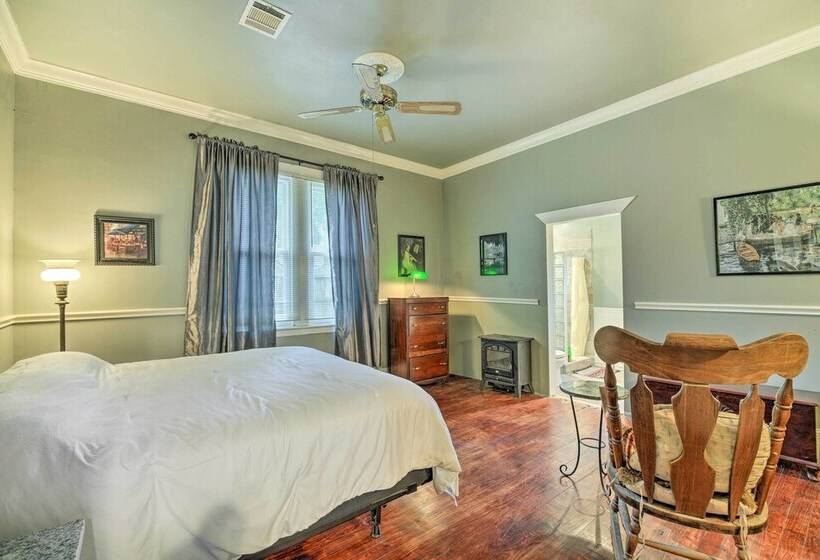 Pet Friendly Home W/ Yard: 3 Mi To Dtwn Houston!