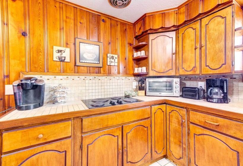 Pet Friendly Youngstown Cottage W/ Yard