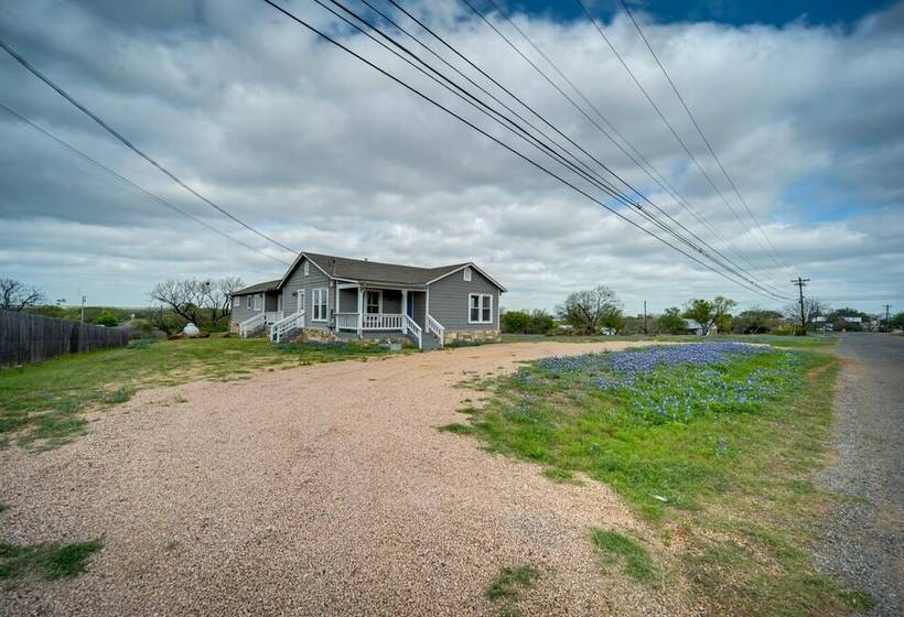 Pet Friendly Texas Retreat W/ Deck & Gas Grill!