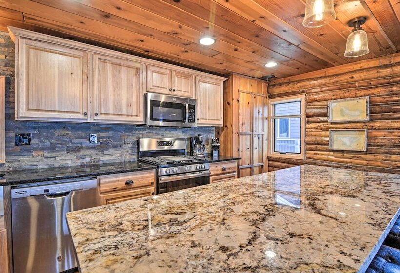 Pickerel Lake Retreat W/ Grill, 15 Mi To Ski!