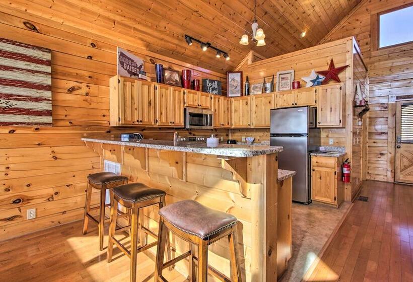 Pigeon Forge Mountain Cabin: Hot Tub & Resort Pool