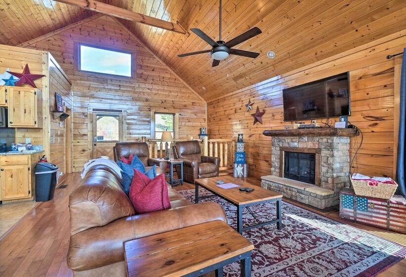 Pigeon Forge Mountain Cabin: Hot Tub & Resort Pool