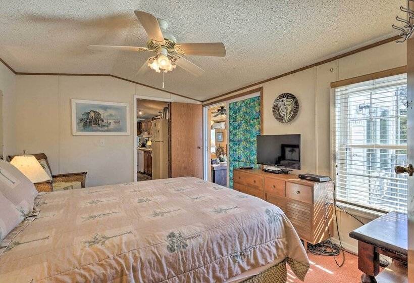 Quaint Chincoteague Island Hideaway W/ 2 Porches!