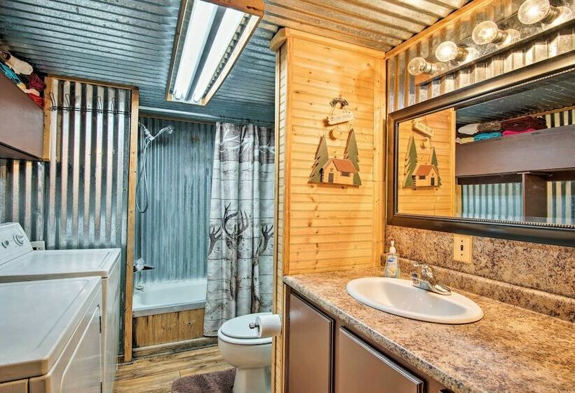 Relaxing Hochatown Cabin W/ Deck & Hot Tub!