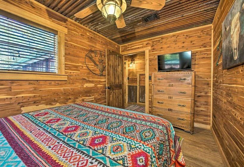 Relaxing Hochatown Cabin W/ Deck & Hot Tub!
