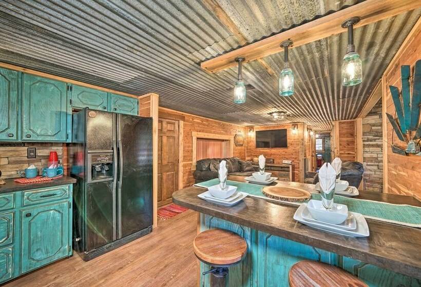 Relaxing Hochatown Cabin W/ Deck & Hot Tub!