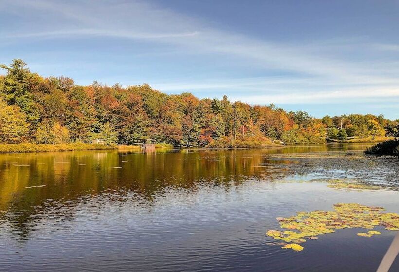 Private Spa, Fire Pit & Deck: Poconos Home!