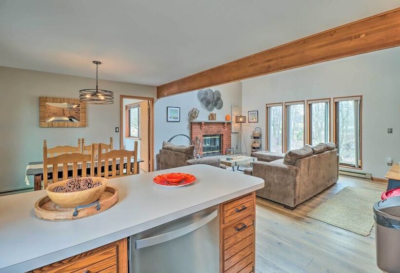 Private Spa, Fire Pit & Deck: Poconos Home!