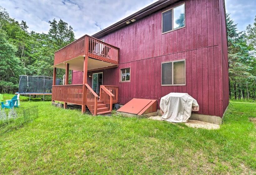 Private Spa, Fire Pit & Deck: Poconos Home!