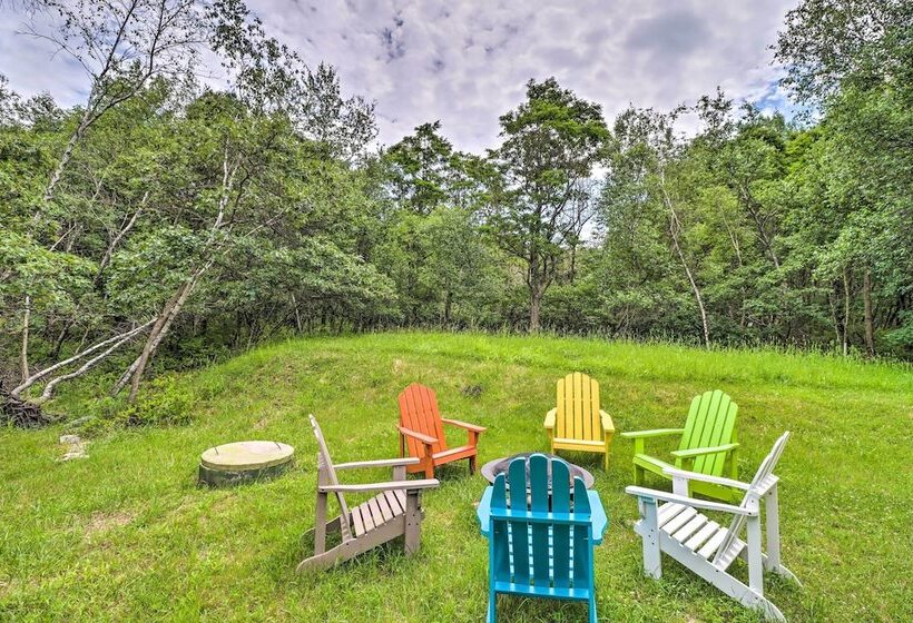 Private Spa, Fire Pit & Deck: Poconos Home!