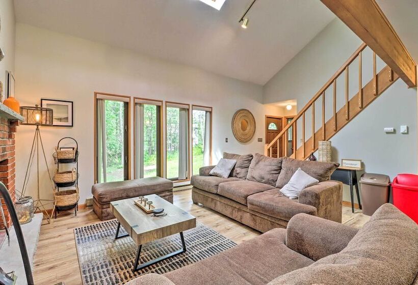 Private Spa, Fire Pit & Deck: Poconos Home!