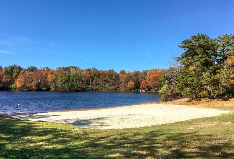 Private Spa, Fire Pit & Deck: Poconos Home!