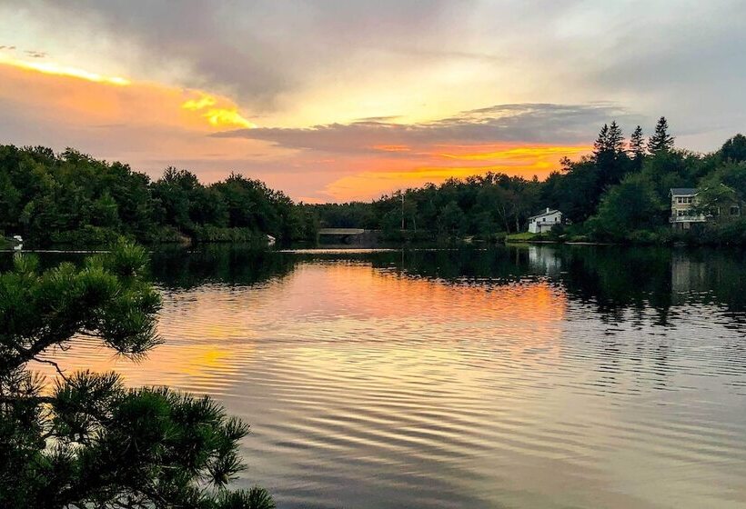 Private Spa, Fire Pit & Deck: Poconos Home!