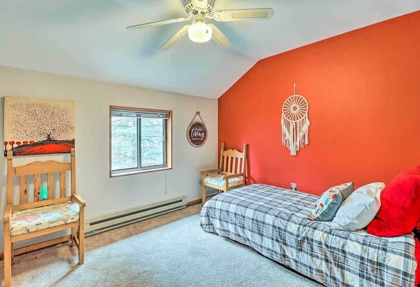 Private Spa, Fire Pit & Deck: Poconos Home!