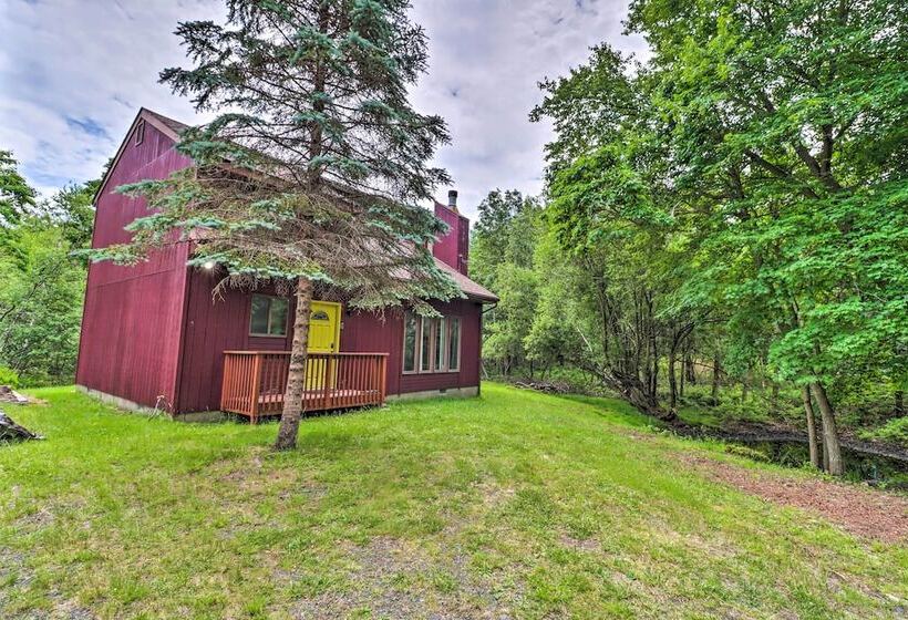 Private Spa, Fire Pit & Deck: Poconos Home!