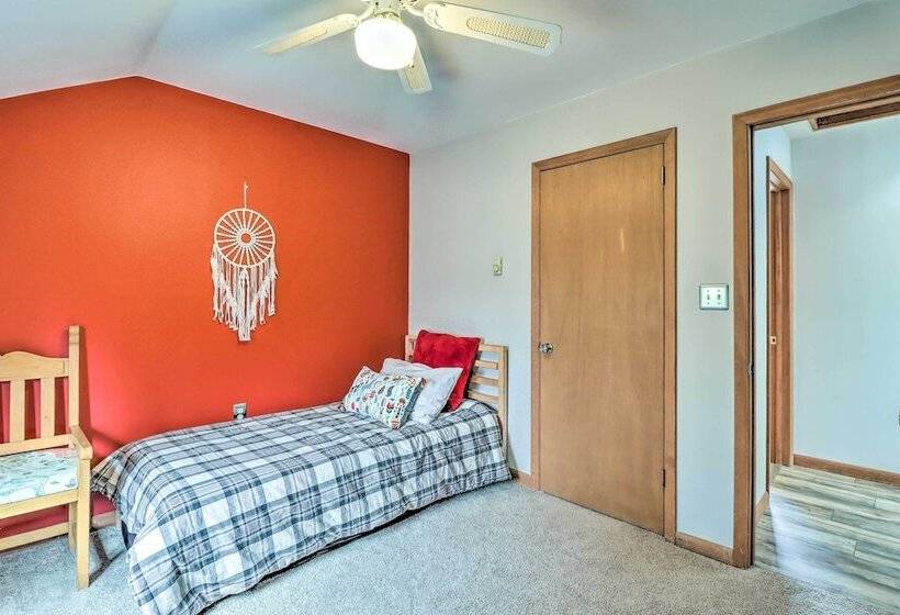 Private Spa, Fire Pit & Deck: Poconos Home!