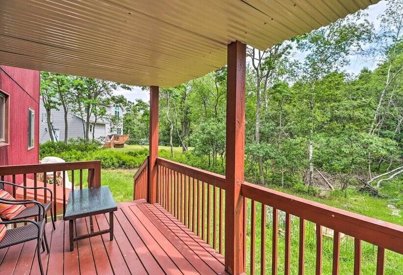 Private Spa, Fire Pit & Deck: Poconos Home!